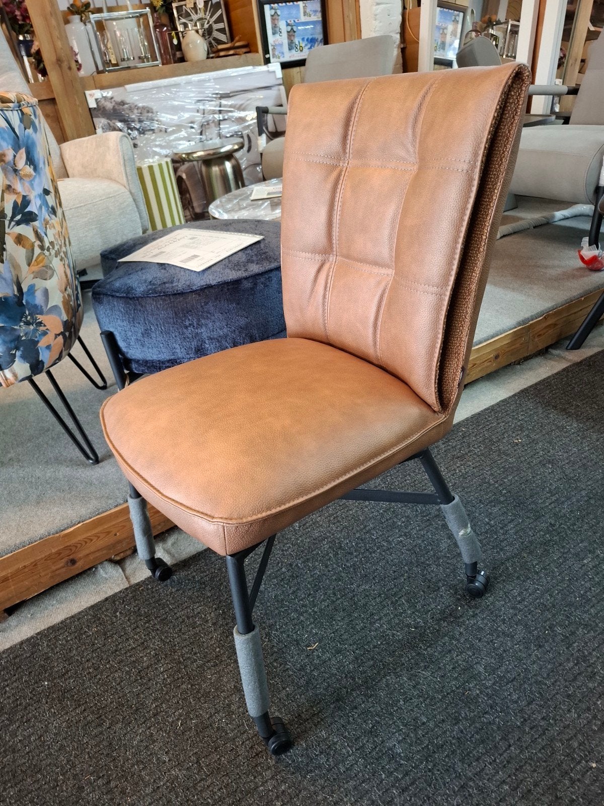 4/8Nieuwe Stoelen, met Wielen en Greep, Cognac+oker Eden H&H, Huis en Inrichting, Stoelen, Ophalen, Bruin, Nieuw, Stof