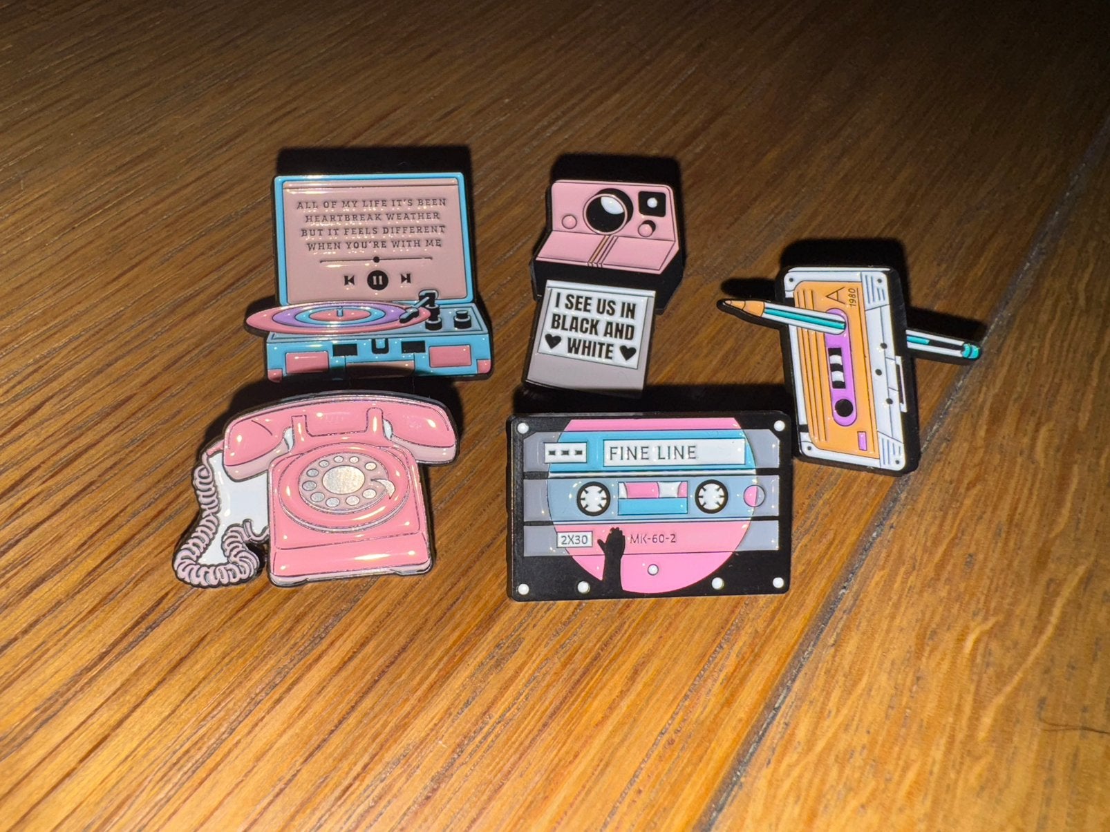 5x Retro pins platenspeler cassette telefoon camera, Ophalen of Verzenden, Nieuw, Speldje of Pin