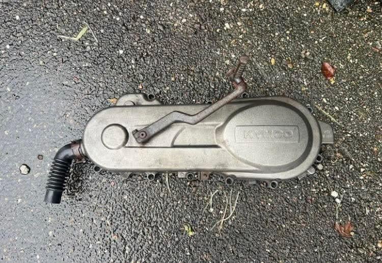 Gezocht: Carterdeksel / Kickstartdeksel Kymco People S 2007, Fietsen en Brommers, Brommeronderdelen | Scooters, Ophalen of Verzenden