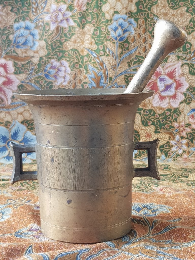 Mooie zware antieke Duitse vijzel met stamper 12,5 cm., Antiek en Kunst, Ophalen of Verzenden, Brons