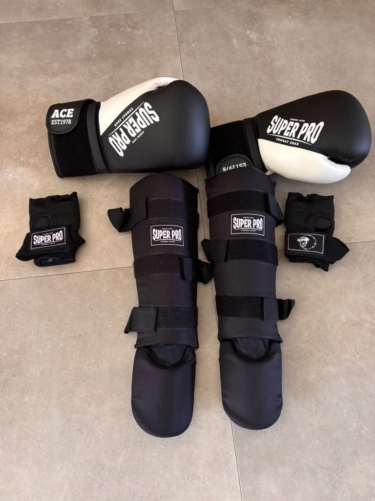 Kickbokshandschoenen en scheenbeschermers - Super Pro set, Sport en Fitness, Vechtsporten en Zelfverdediging, Overige, Maat XS of kleiner