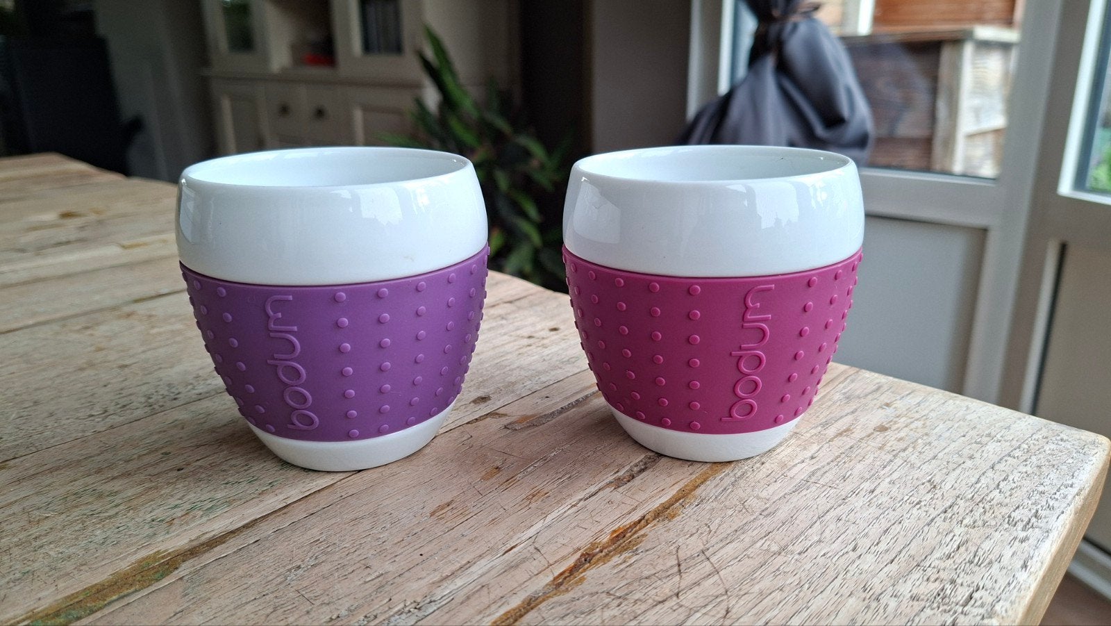 2 Bodum Pavina Porseleinen Mokken met Paarse Siliconen Band, Ophalen of Verzenden