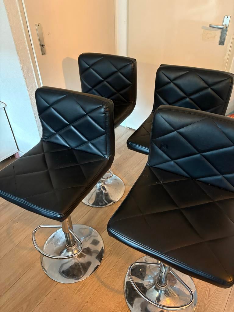 Zwarte barkrukken met rugleuning, Huis en Inrichting, Barkrukken, Gebruikt, 60 tot 90 cm, Metaal, 4 krukken, In hoogte verstelbaar