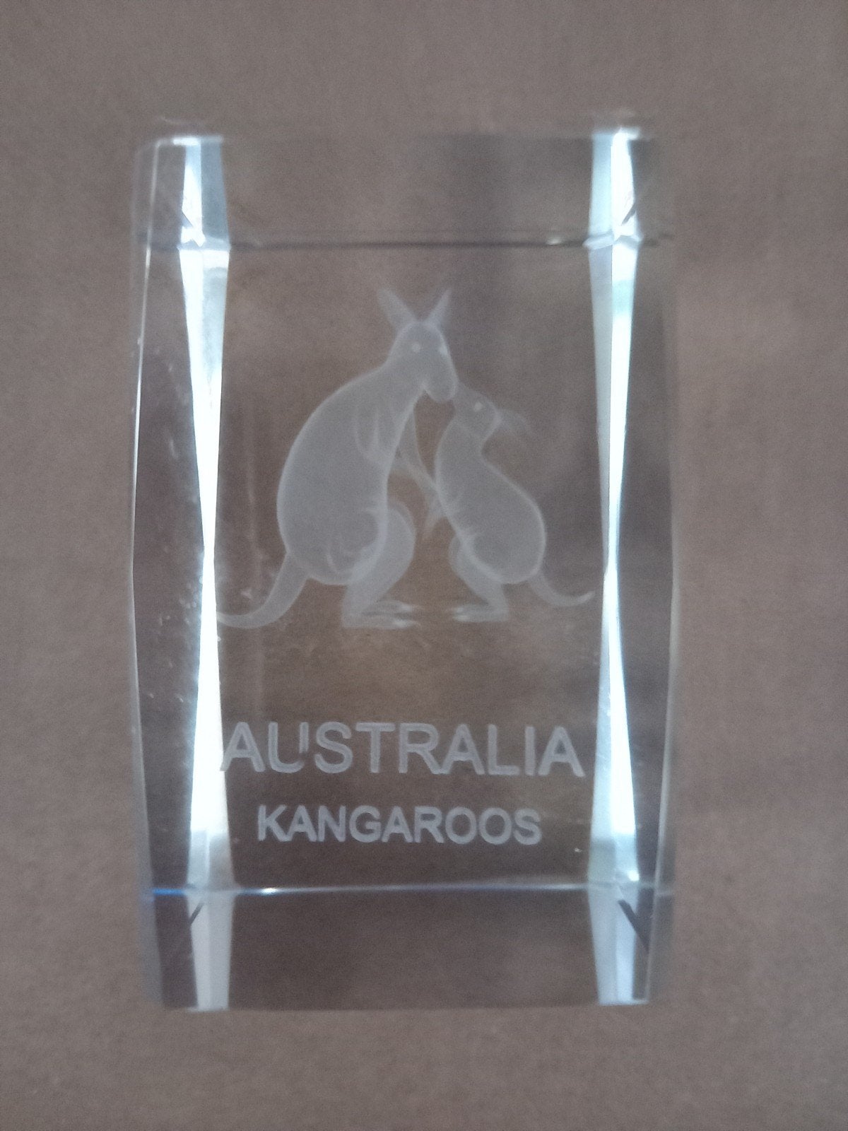 Kristallen blok met kangoeroes - Australië souvenir, Ophalen of Verzenden, Zo goed als nieuw, Glas, Modern