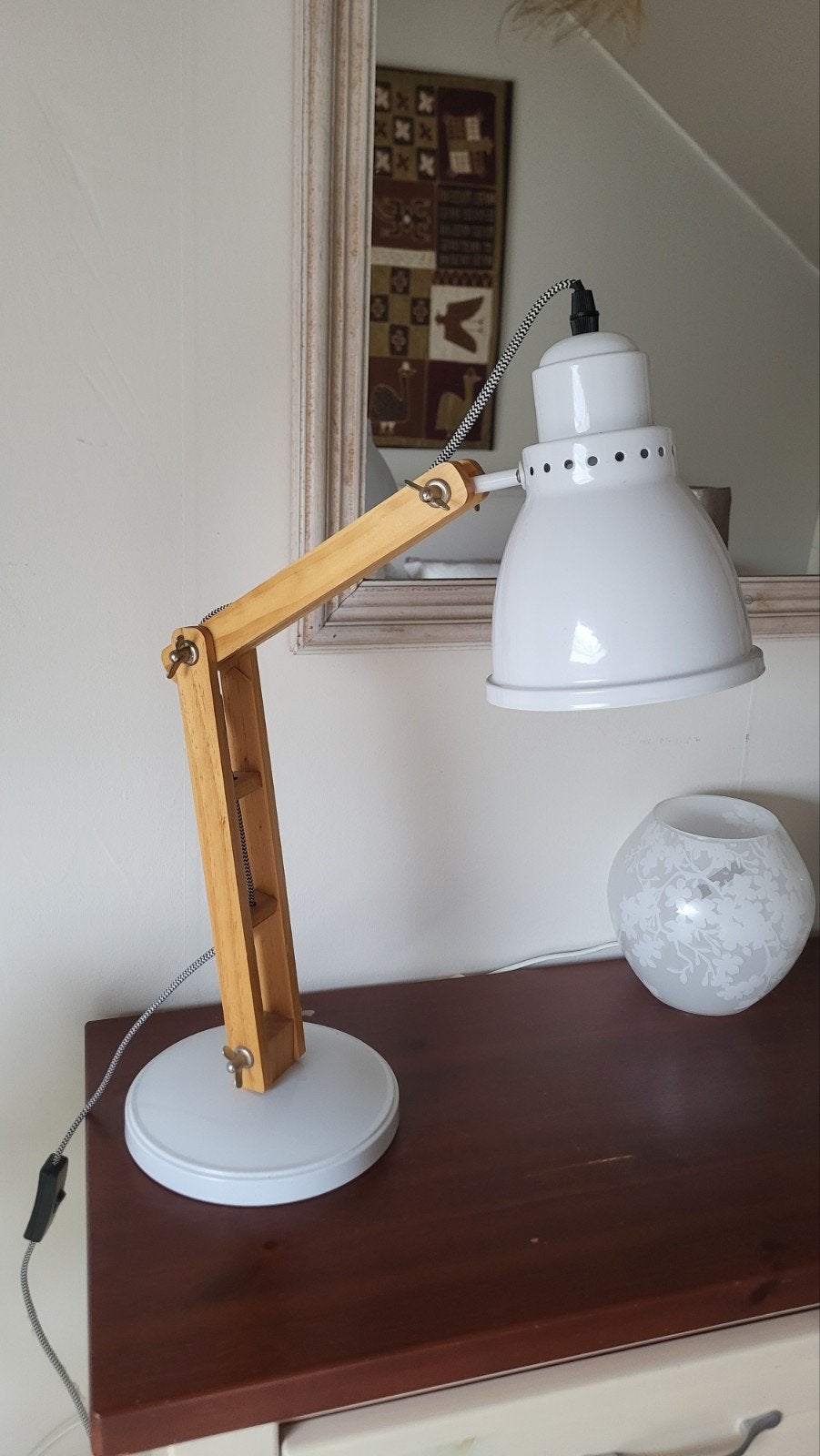 Stijlvolle bureaulamp met houten arm en witte kap, Bureaulamp, Met stekker, Wit, Ophalen of Verzenden