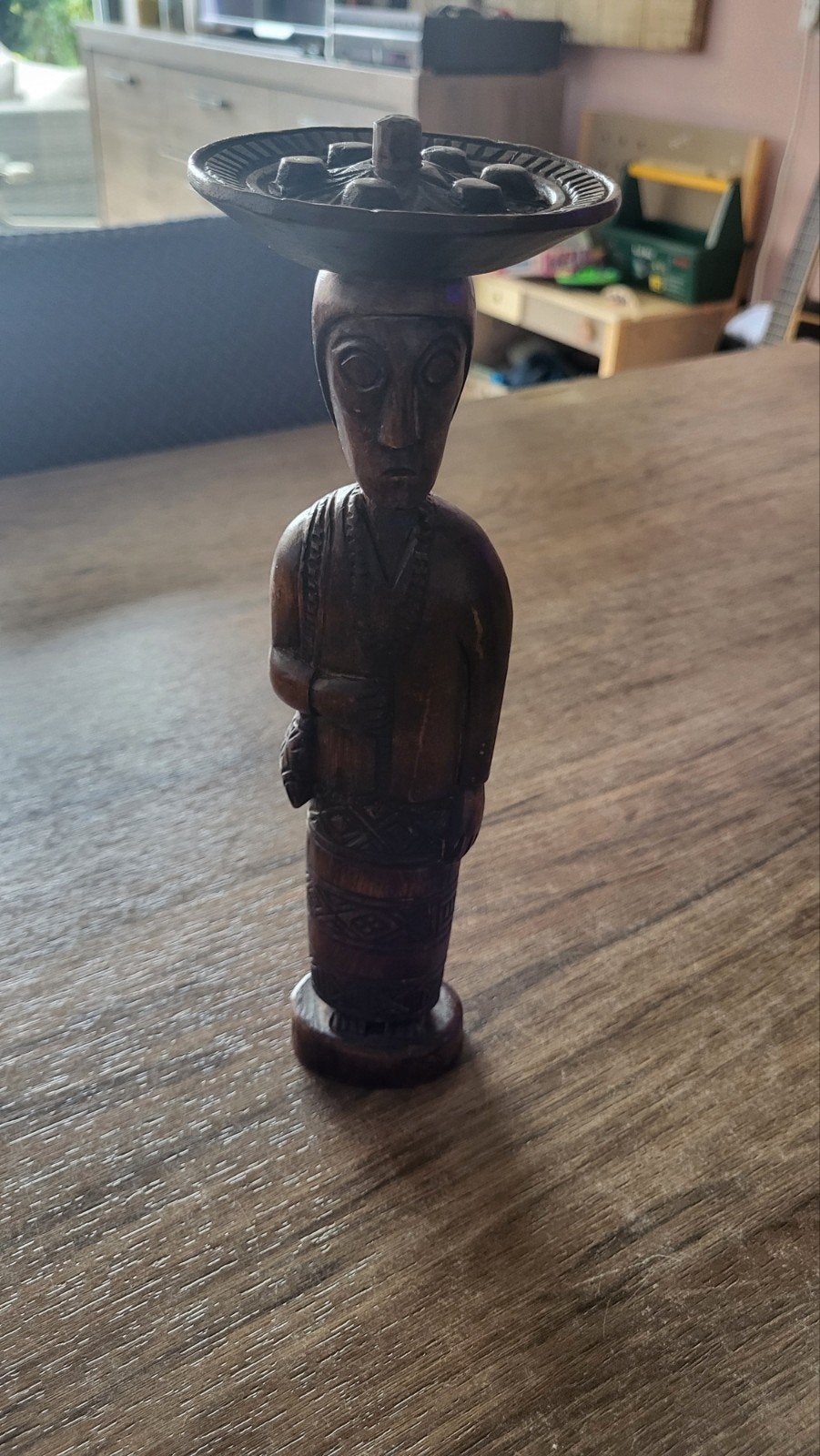 Houten beeldje met schaal - Afrikaanse stijl, Overige onderwerpen, Minder dan 20 cm, Ophalen of Verzenden, Handgemaakt