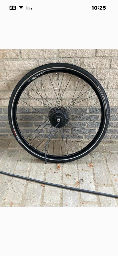 een voorwiel voor een Stella fiets, 28 INCH met een 6-pins, Fietsen en Brommers, Ophalen of Verzenden
