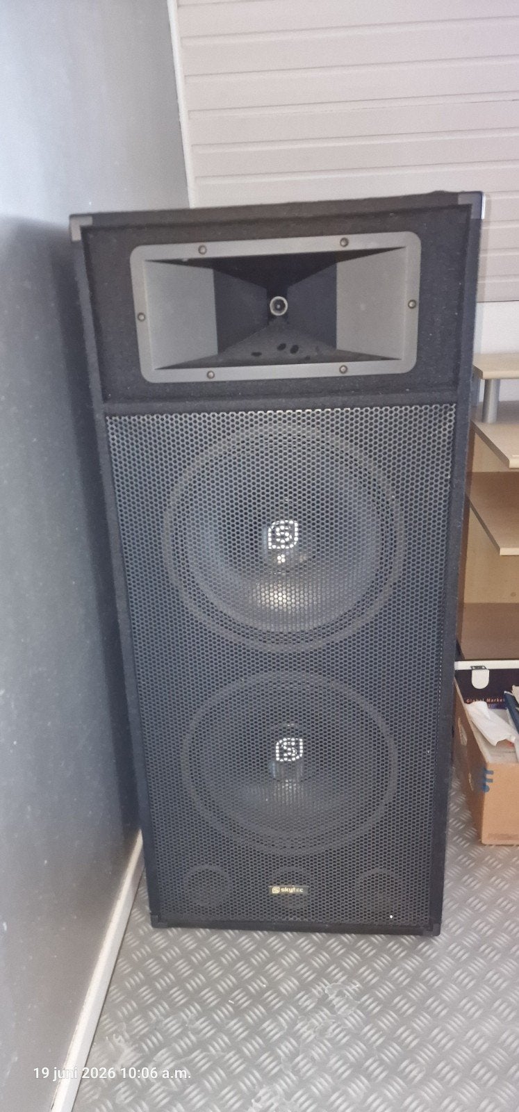 2 grote, zware Skytec speakers, Zo goed als nieuw, 120 watt of meer, Front, Rear of Stereo speakers, Ophalen