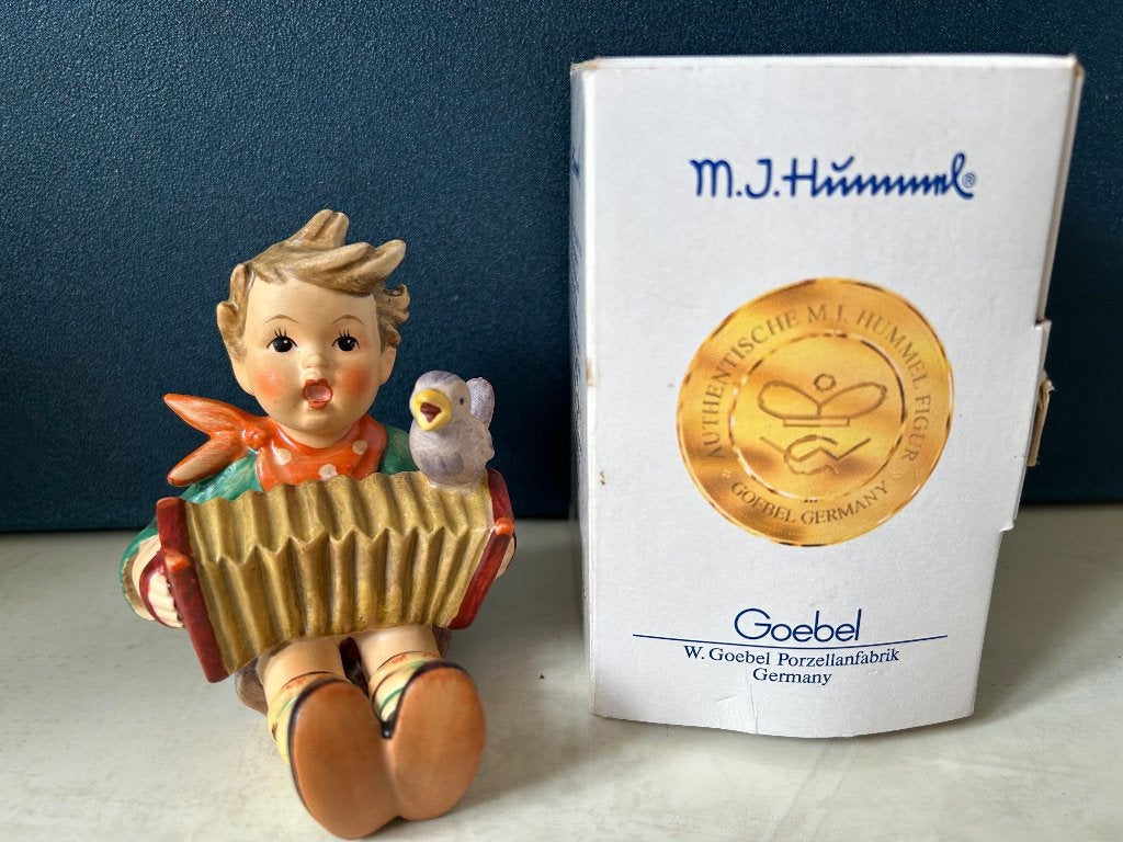 Porseleinen  M.J Hummel beeldje Heini de bandeon speler, Antiek en Kunst, Ophalen of Verzenden