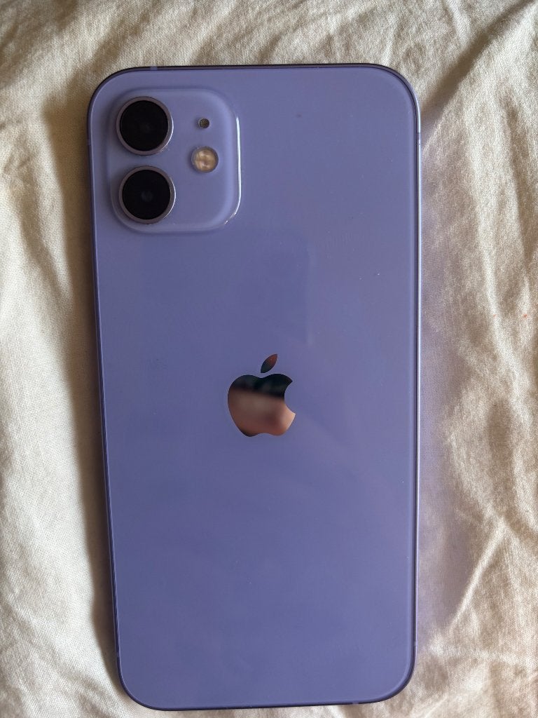 Foto 2 van iPhone 12 with 256GB storage in purple.