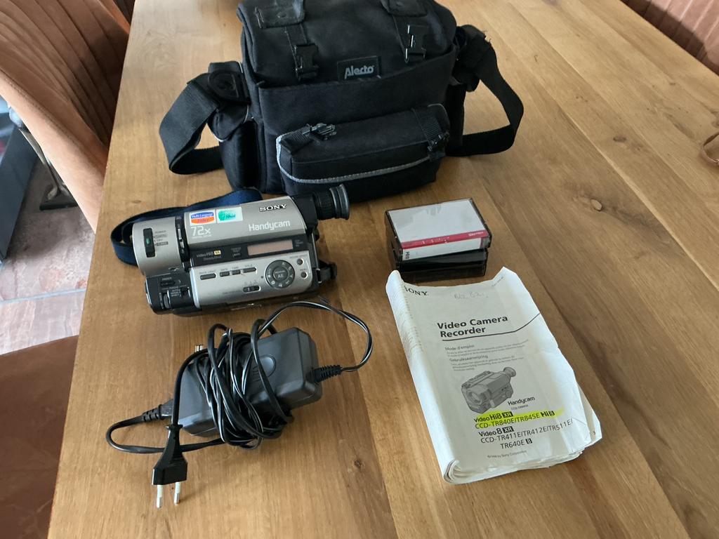 Video camera Hi8 XR met toebehoren, Audio, Tv en Foto, Videocamera's Digitaal, Ophalen, Full HD, Gebruikt, Overige soorten