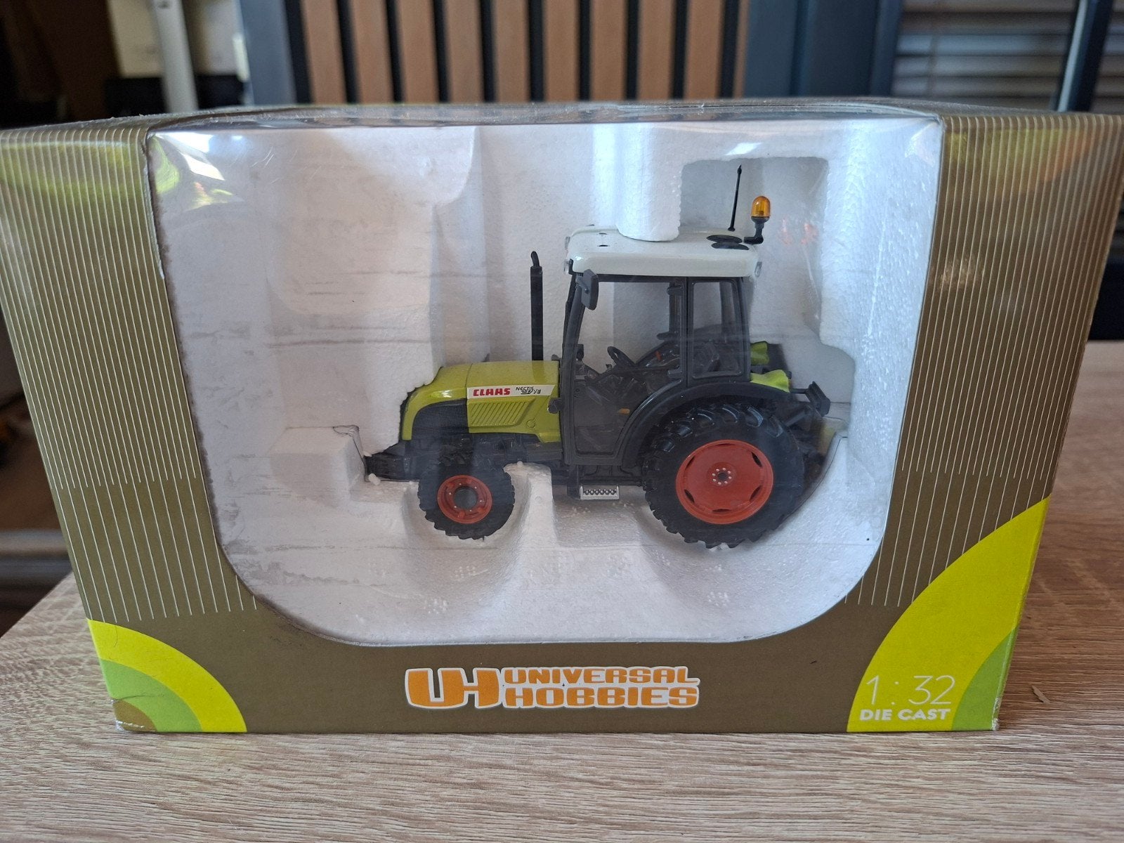 Claas Nectis 237 VE tractor model 1:32 Universal Hobbies, Ophalen of Verzenden, Zo goed als nieuw, Overige typen, Overige merken