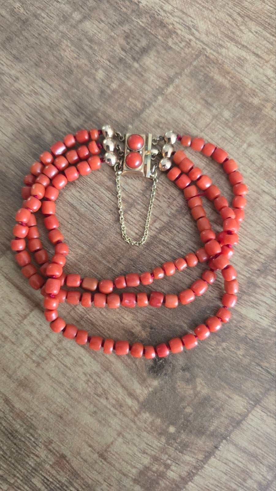 Bloedkoraal 3-strengen armband met 14k gouden slotje, Gebruikt, Ophalen of Verzenden, Met edelsteen, Rood