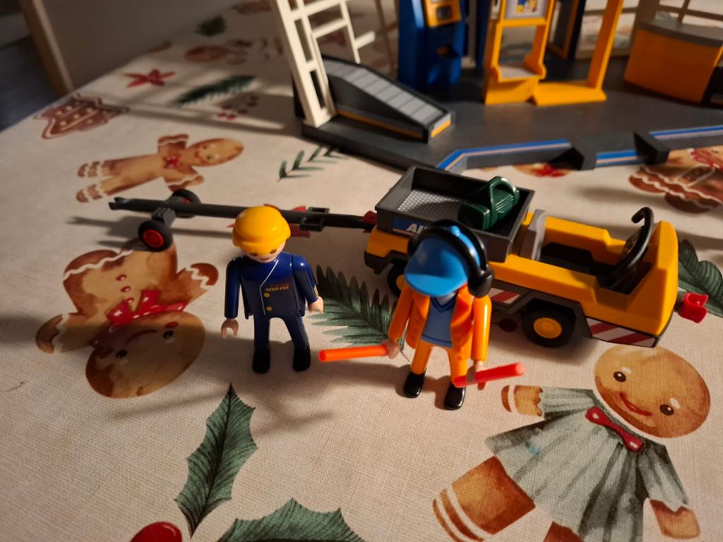 Foto 7 van Playmobil luchthaven met groot vliegtuig, helikopters,  ect.