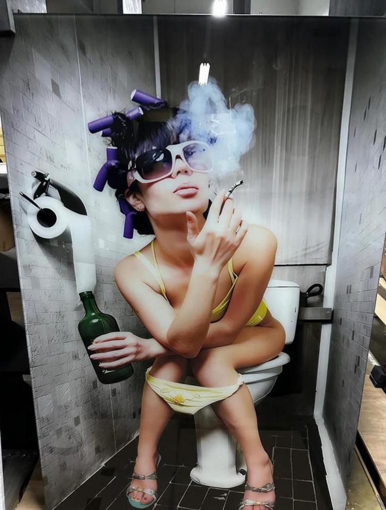 Glasschilderij 100x150cm girl on toilet, Ophalen of Verzenden