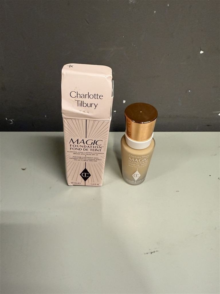 Charlotte Tilbury - Magic foundation SPF 15 shade 6,75 mediu, Ophalen of Verzenden, Nieuw, Overige kleuren, Handen en Nagels