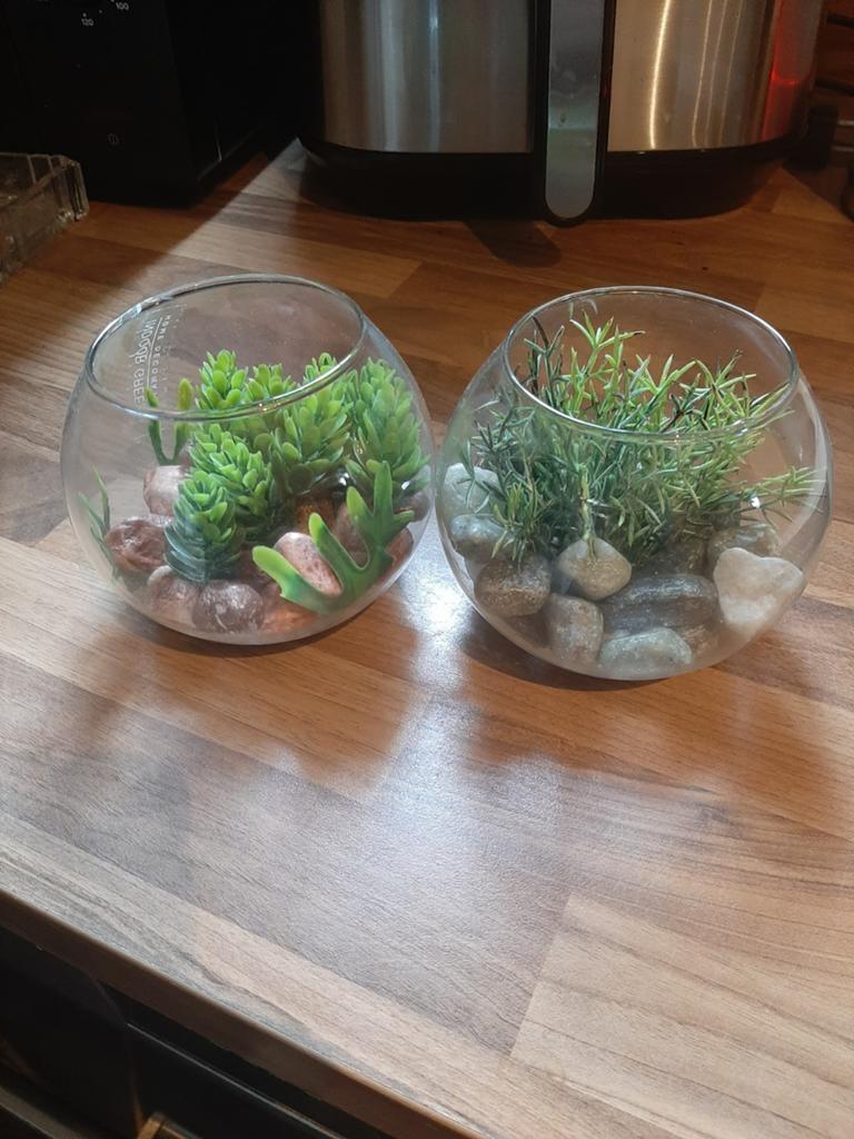 Leuke decoratie stolpjes met kunstplantjes en steentjes, Ophalen of Verzenden