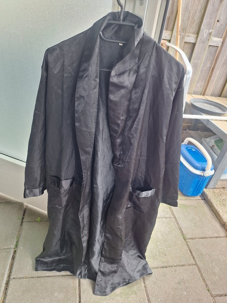 Blinkende zwarte zijde dames/heren Kimono met riem, maat L, Ophalen of Verzenden, Zo goed als nieuw, Maat 42/44 (L)