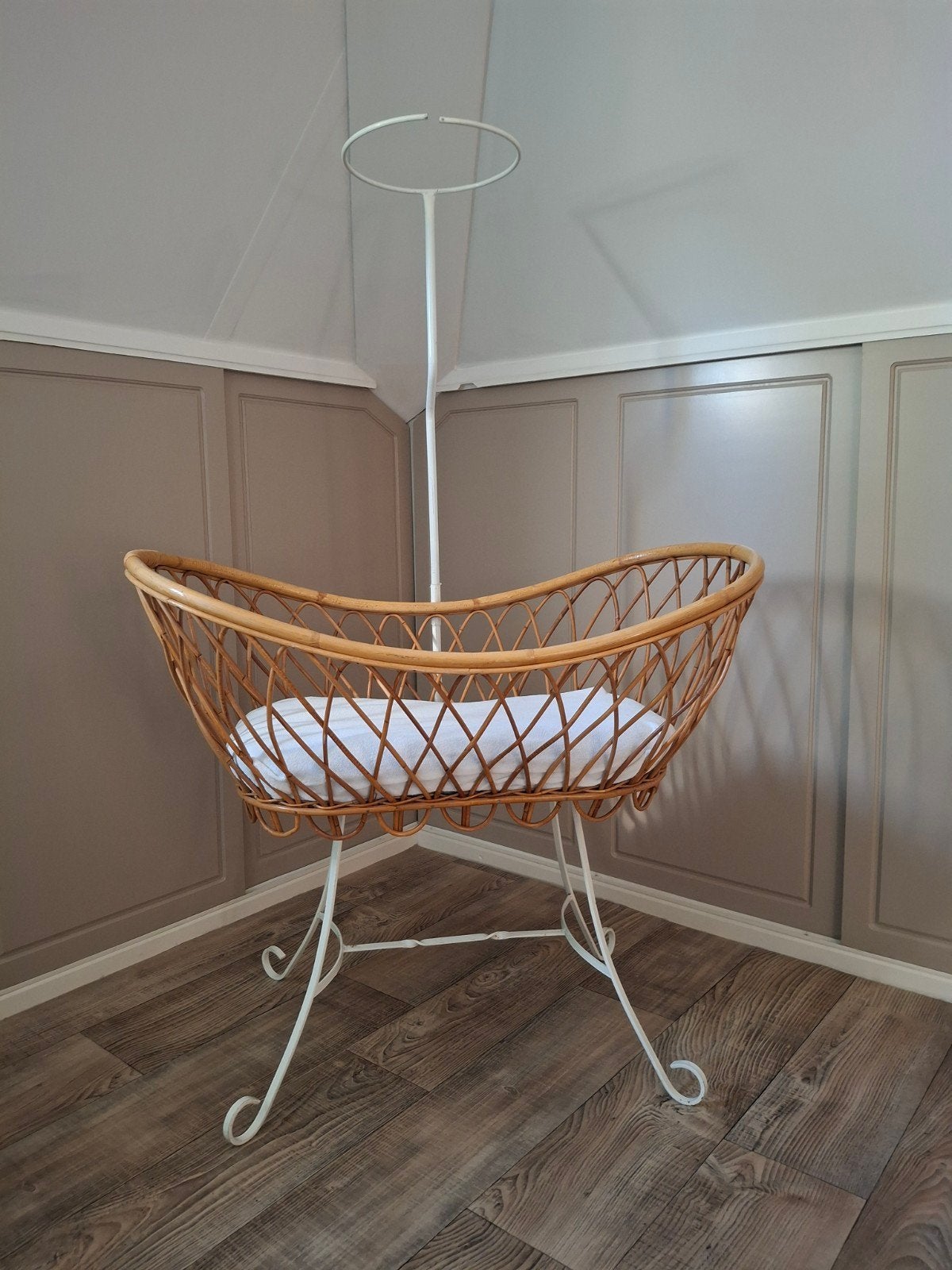 Vintage rotan wieg met standaard, Ophalen, Gebruikt, Wieg