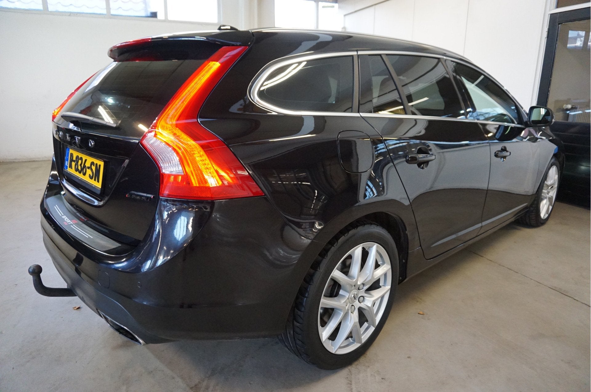 Volvo V60 2.0 T5 Ocean Race 245Pk Schuifdak Trekhaak Leer, Gebruikt, Zwart, Automatische klimaatregeling, 102 €/maand