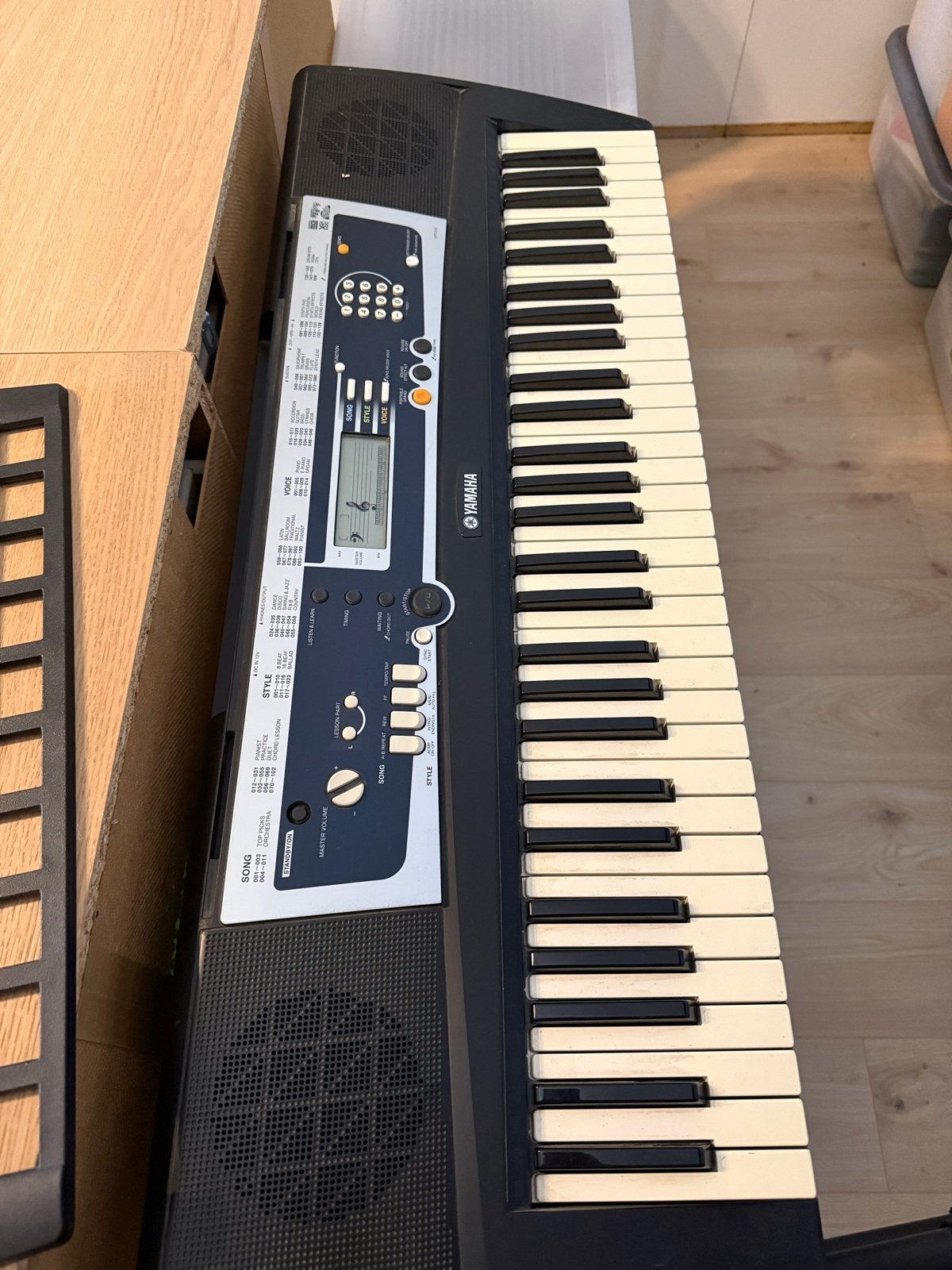 Yamaha keyboard met standaard, pedaal en bladmuzieksteun, Ophalen, Yamaha, Met standaard, 61 toetsen