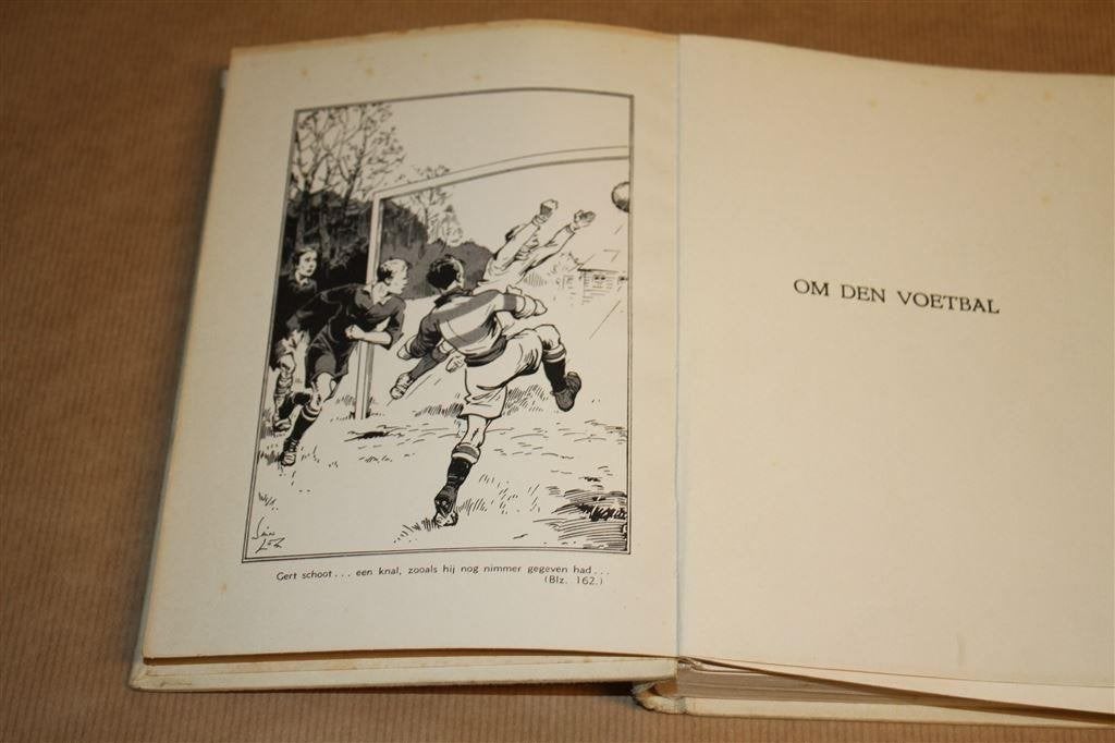Om den voetbal. Hoeven. Kluitman 1e dr. 1934., Boeken, Ophalen of Verzenden, Gelezen