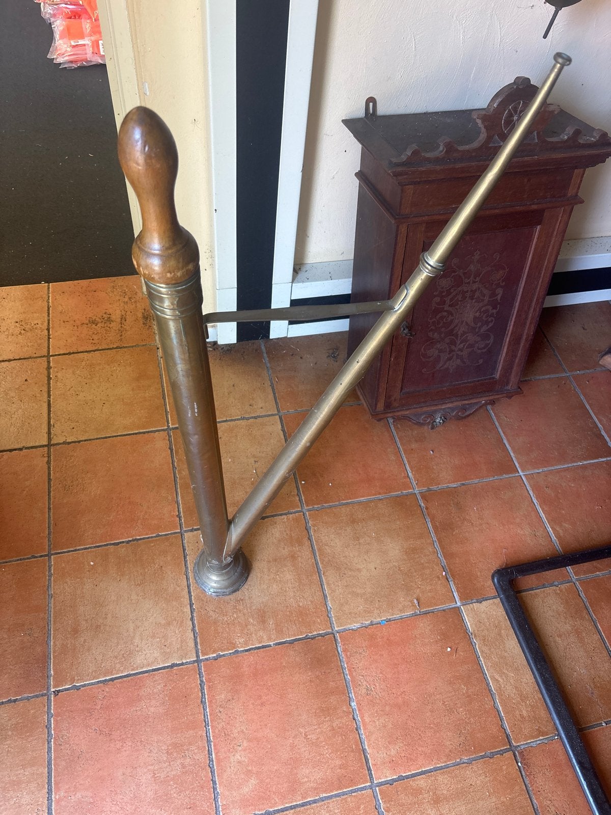 Antieke koperen haardset of waterpomp, Ophalen
