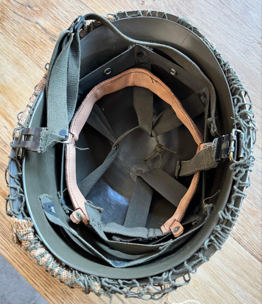 Helm met Net en Band - Nederlands Leger, Ophalen of Verzenden, Landmacht, Nederland, Helm of Baret