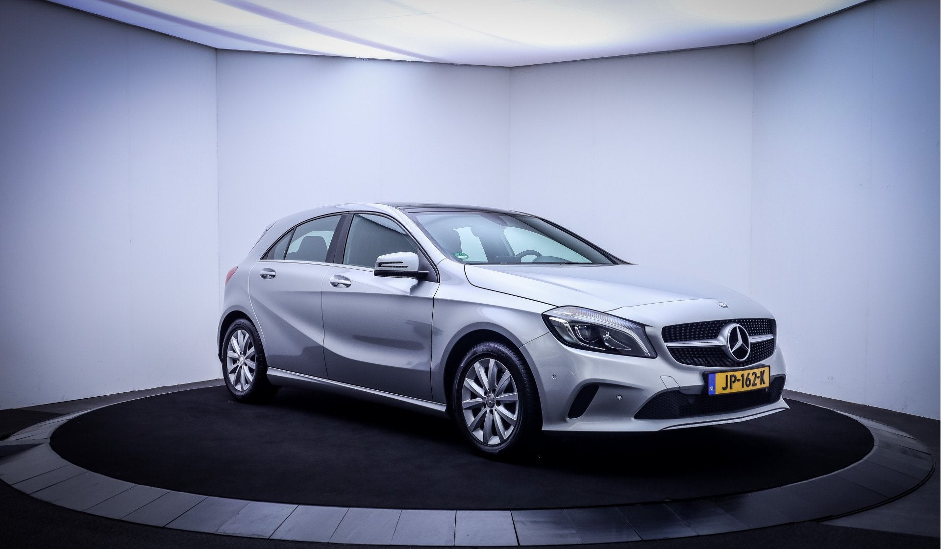 Mercedes-Benz A-Klasse 160 Aut. Ambition PANO | FULL LED | N, Dealer onderhouden, Gebruikt, 4 cilinders, Leder en Stof