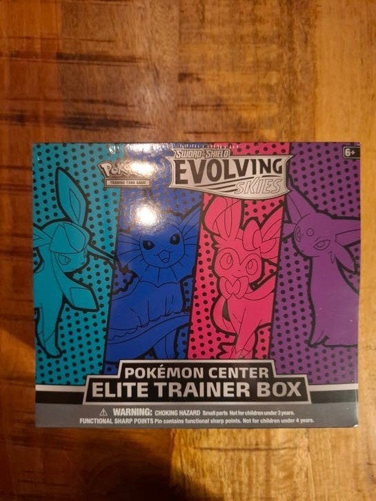 Evolving Skies Elite Trainer Box (PC), Hobby en Vrije tijd, Ophalen of Verzenden, Nieuw, Overige typen, Foil