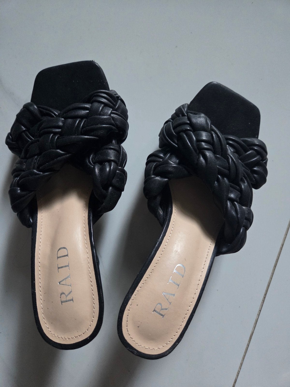 RAID zwarte gevlochten muiltjes met hak, Kleding | Dames, Schoenen, Zwart, Zo goed als nieuw, RAID, Sandalen of Muiltjes