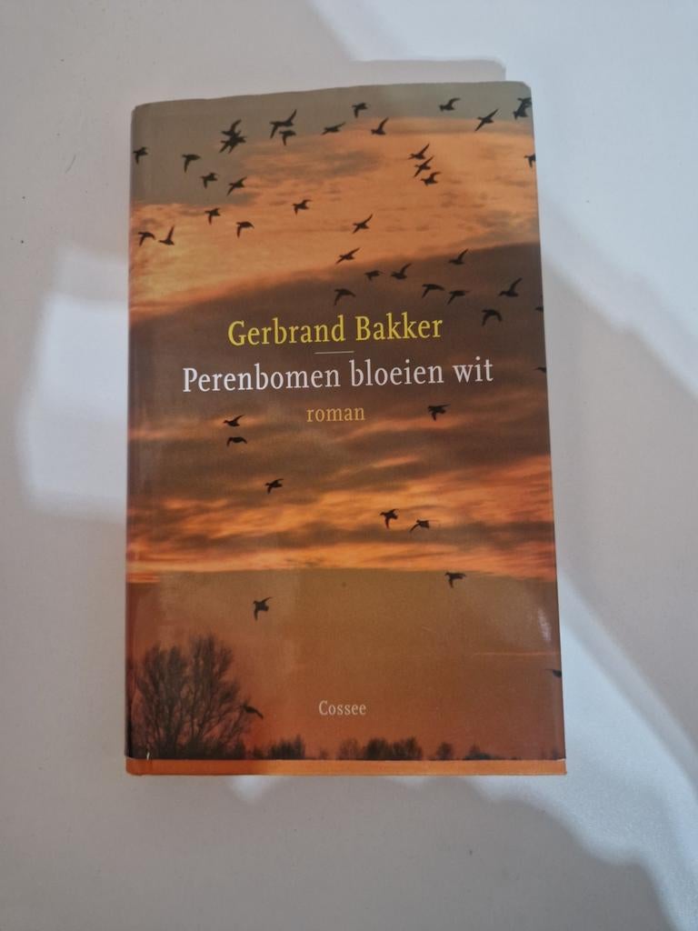 Gerbrand Bakker - Perenbomen bloeien wit, Ophalen of Verzenden, Zo goed als nieuw, Gerbrand Bakker