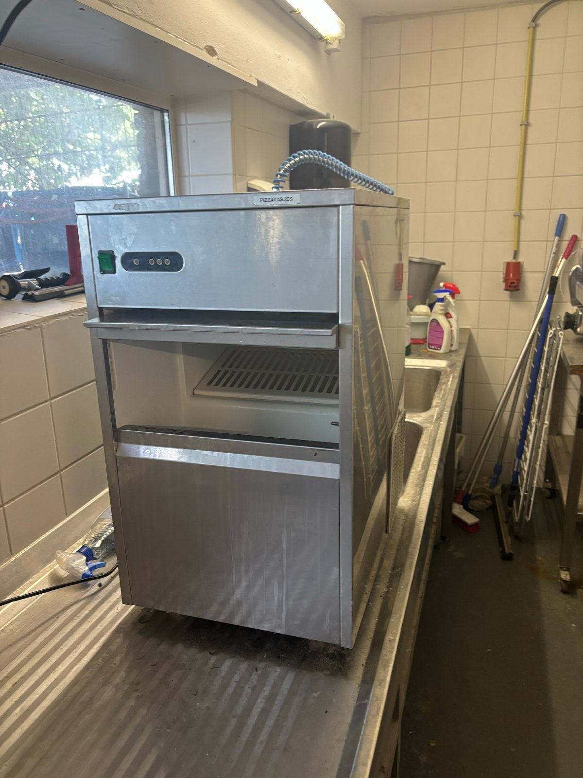 ijsblokjemachine  G line im-25 met storing, Ophalen