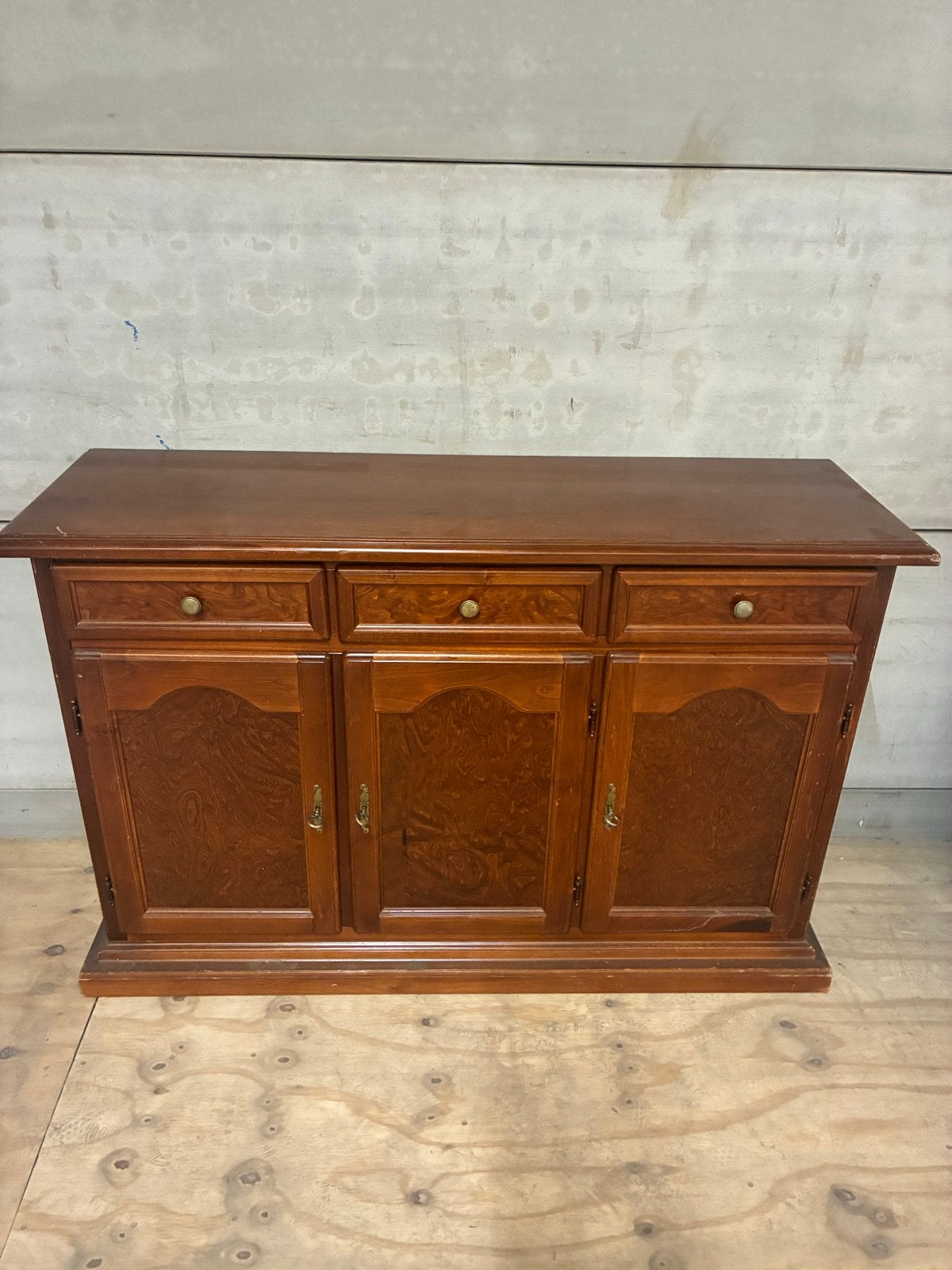 Klassiek dressoir met lades en deuren - Gebruikt, Ophalen, Gebruikt, 100 tot 150 cm, Met lade(s)