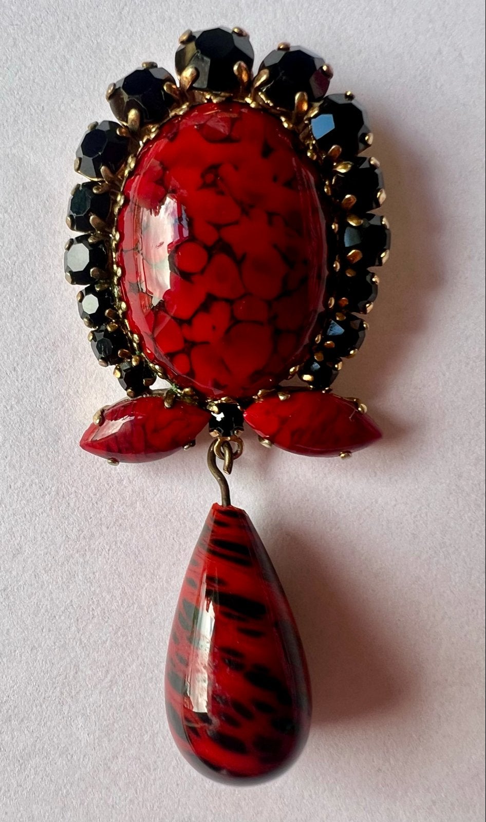 Vintage 50s Tsjechische Cabochon Broche Rood Zwart Goud, Met kristal, Overige materialen, 4 tot 7 cm, Gebruikt