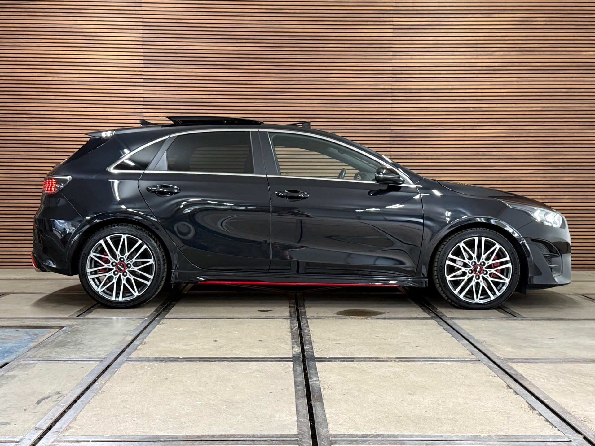Kia Ceed 1.6 T-GDi GT 204pk | Facelift | VOL! | Pano | LED |, Dealer onderhouden, 15 km/l, Gebruikt, Adaptive Cruise Control