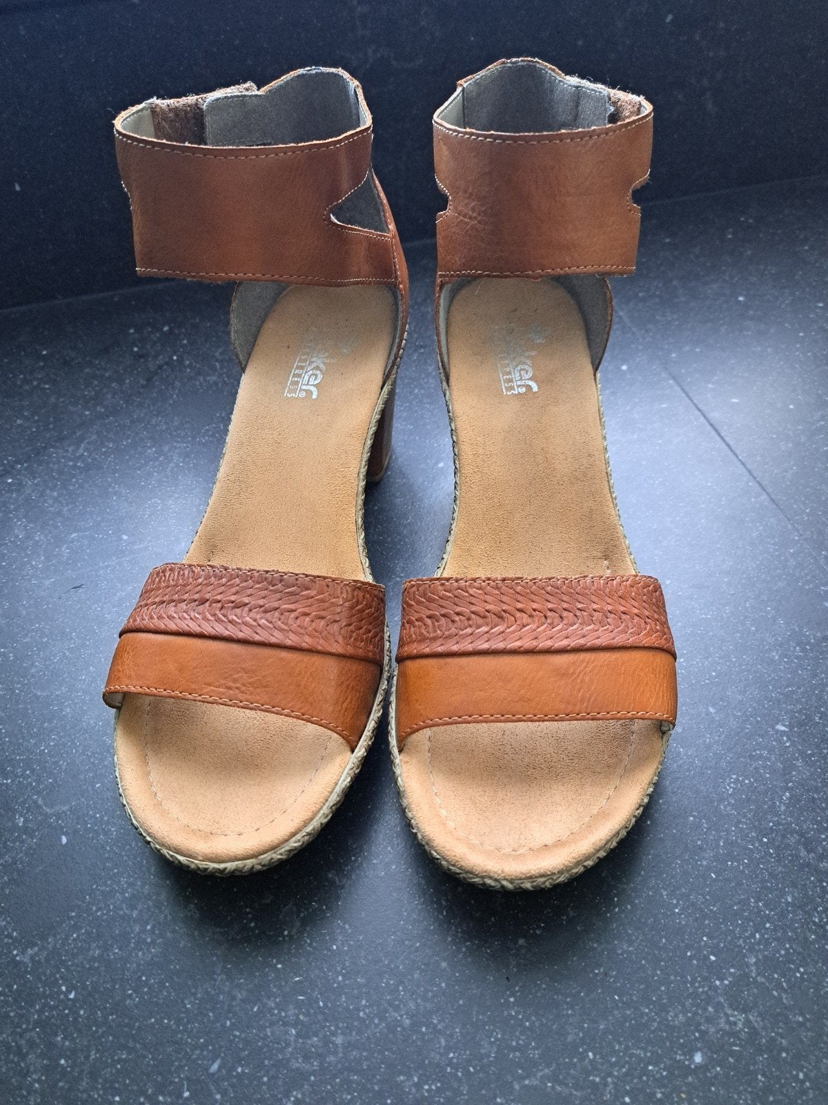 Rieker sandalen met hak - Maat 42, Kleding | Dames, Schoenen, Bruin, Zo goed als nieuw, Rieker, Sandalen of Muiltjes