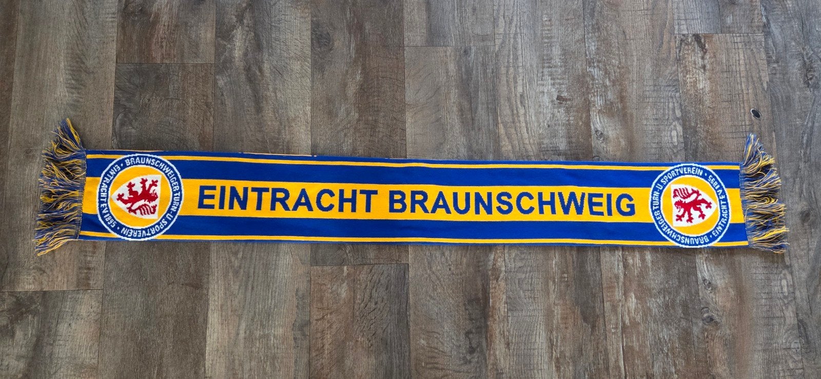 Sjaal Eintracht Braunschweig, Verzamelen, Ophalen of Verzenden, Zo goed als nieuw, Buitenlandse clubs, Vaantje of Sjaal