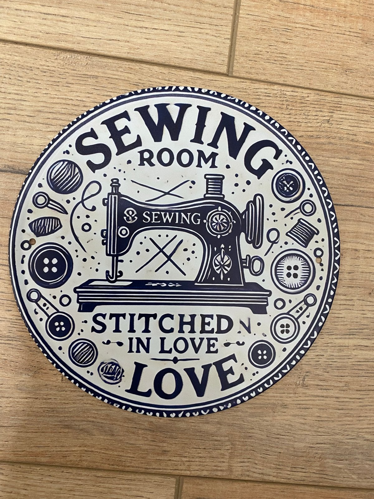 Decoratief bord 'Sewing Room Stitched in Love', Verzenden, Nieuw, Overige typen