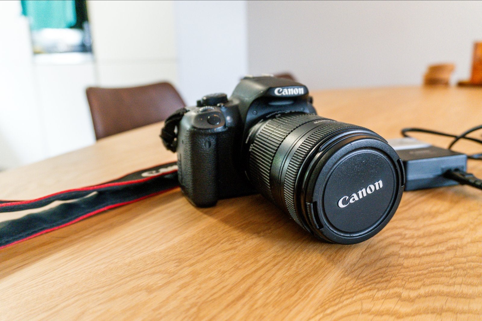 Canon D700 met 18-135mm lens, 2 accu's en 128GB SD, Gebruikt, Spiegelreflex, Canon, Kantelbaar/draaibaar scherm