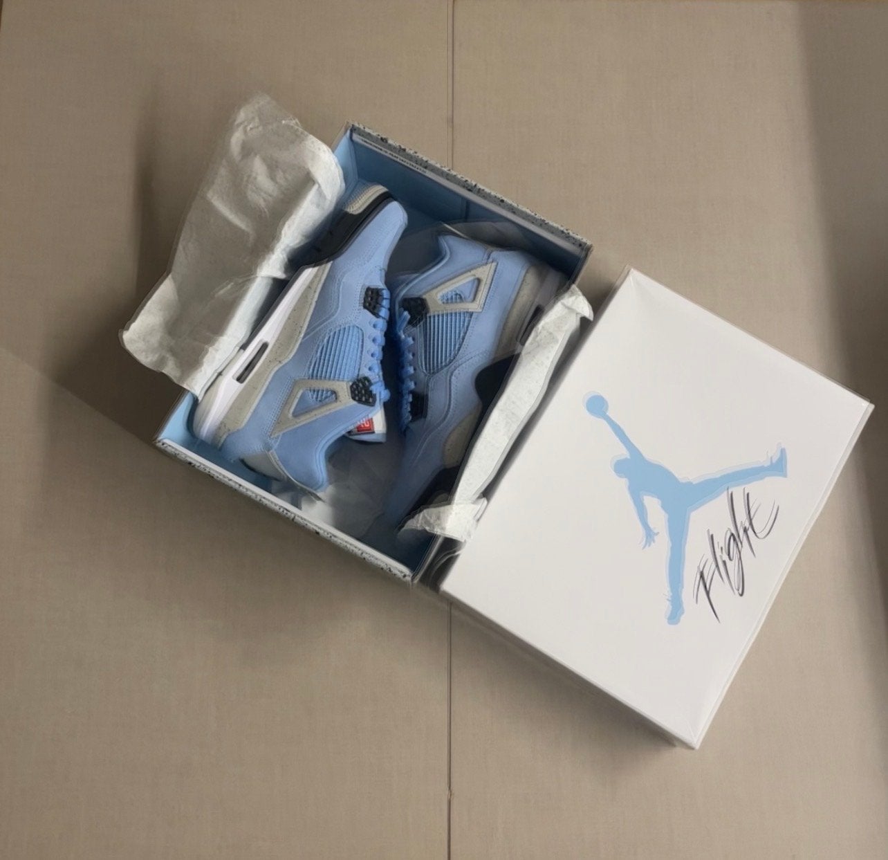 Jordan 4 UNC University Blue - Maat 43, Kleding | Heren, Schoenen, Ophalen of Verzenden, Nieuw, Blauw, Sneakers of Gympen