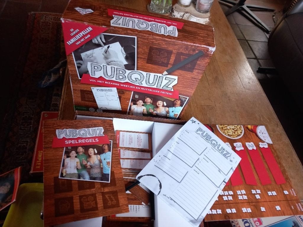 Pubquiz, vol met bizarre weetjes en nutteloze feiten, Ophalen of Verzenden, Zo goed als nieuw