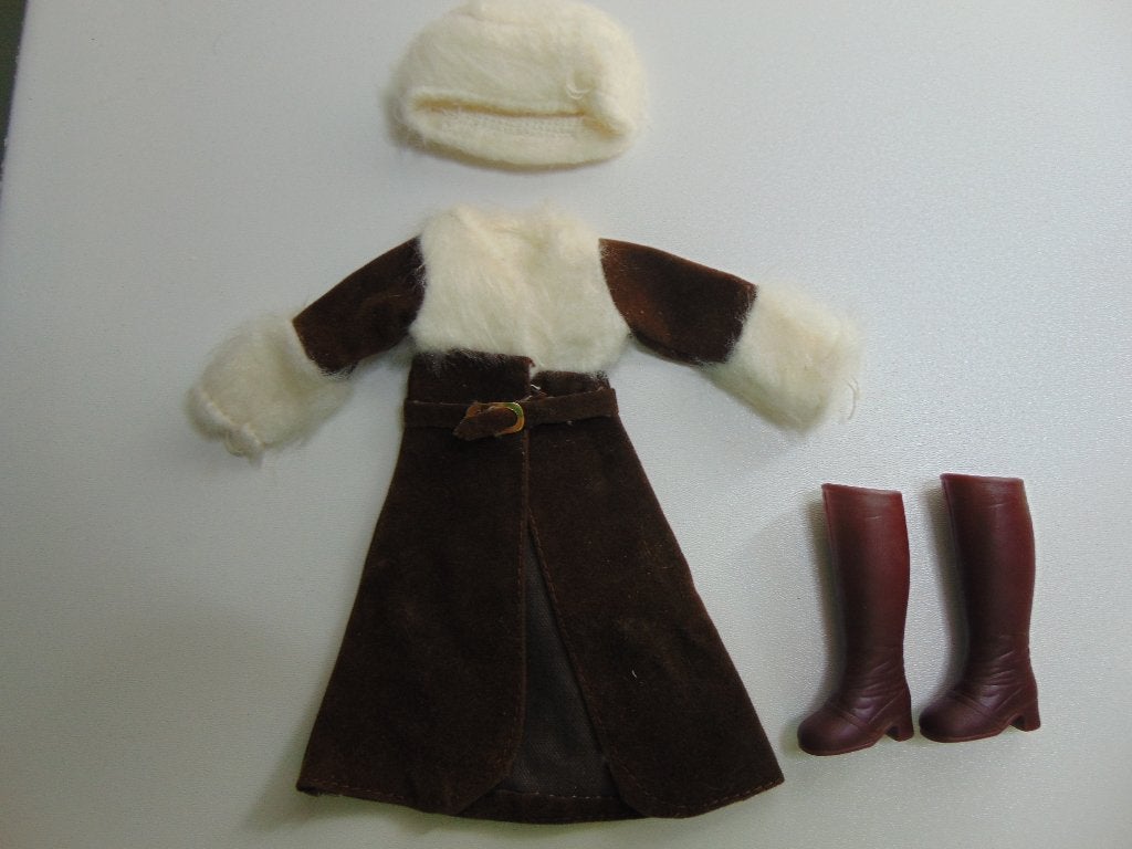 Prachtige Sindy Barbie Mantel met muts Nieuwstaat met riem, Verzamelen, Ophalen of Verzenden, Zo goed als nieuw, Kleertjes
