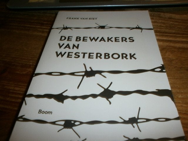 de bewakers van westerbork met fotos uit het kamp, Boeken, Ophalen of Verzenden, Tweede Wereldoorlog, Nieuw, Overige onderwerpen