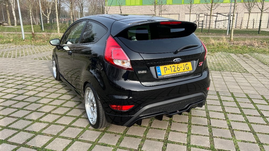 Ford Fiesta ST 2015 (UNIEK! 240pk! Nieuwe dstr. riem!), Auto's, 1596 cc, 4 cilinders, Leder en Stof, Handgeschakeld