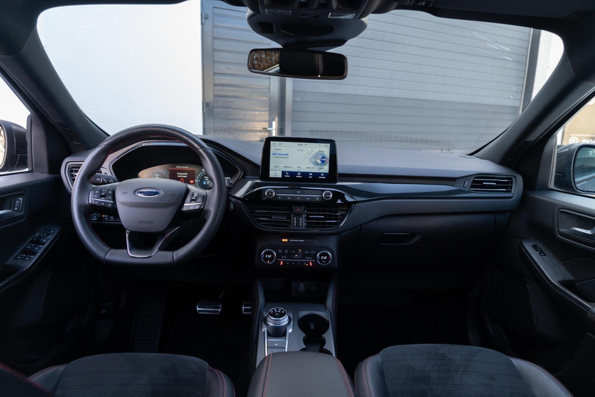Ford Kuga 2.5 PHEV ST-Line X 225PK PANO / CAMERA / B&O, Dealer onderhouden, Gebruikt, Zwart, 4 cilinders
