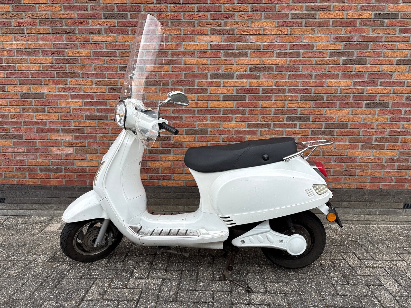 Witte elektrische scooter met windscherm - Gebruikt, Fietsen en Brommers, Ophalen, Gebruikt, Elektrisch, Overige merken