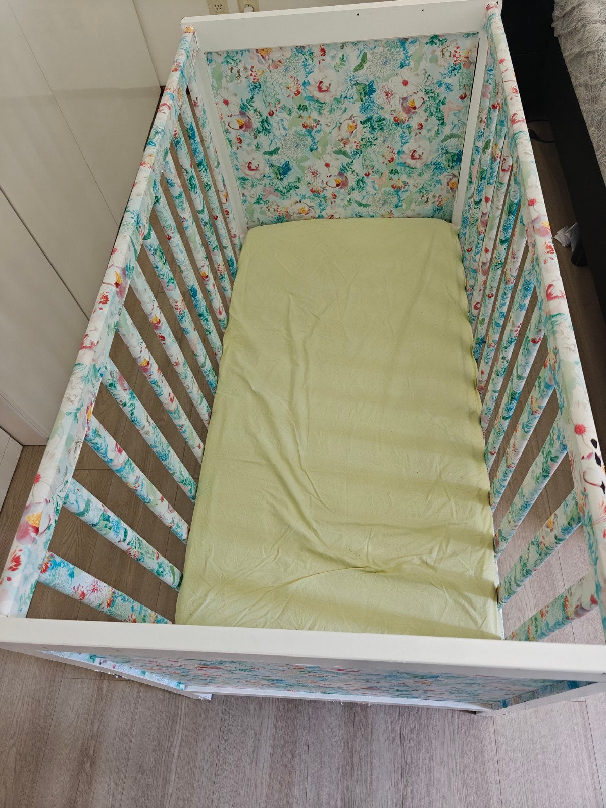 Babybedje met bloemenprint, Kinderen en Baby's, Babywiegjes en Ledikanten, Ophalen, Gebruikt, Ledikant