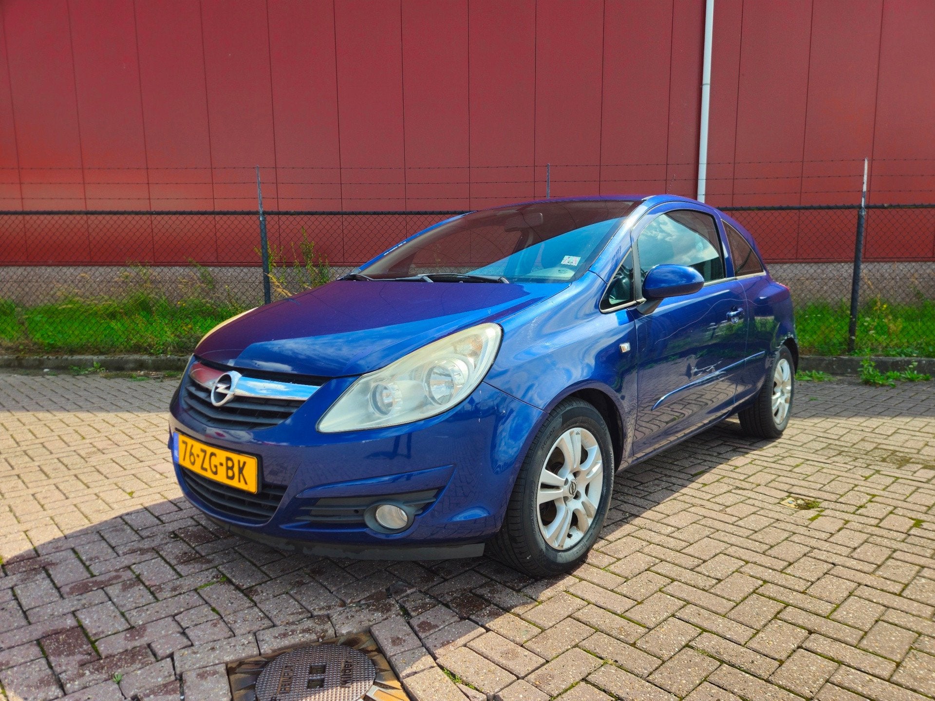 Opel Corsa 1.4-16V Enjoy, rijd goed/nieuwe apk, Voorwielaandrijving, Stof, Gebruikt, Zwart