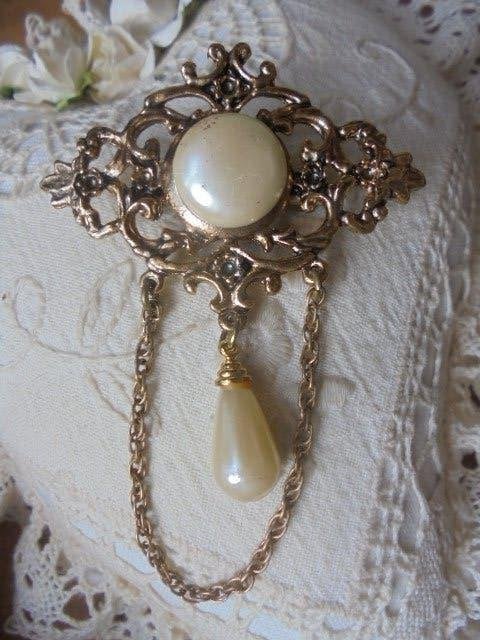 Vintage broche parel/goudkleur, Ophalen of Verzenden, Zo goed als nieuw, Goud, Overige materialen